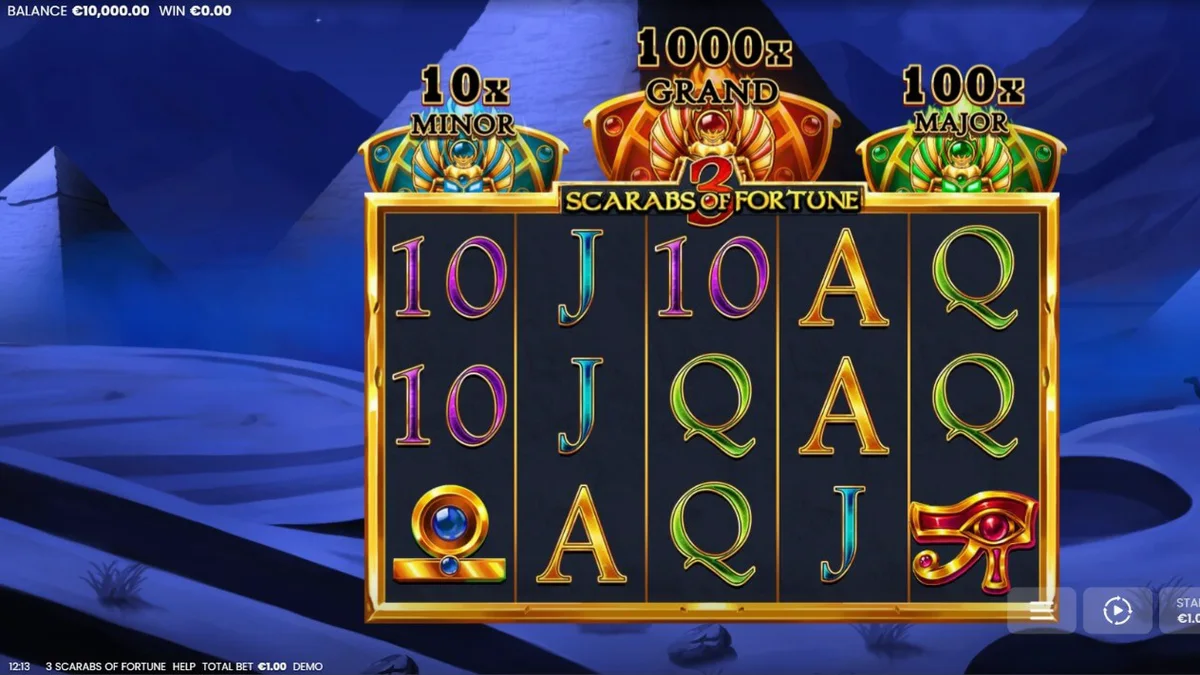 Tangkapan layar permainan slot 3 Scarabs of Fortune menampilkan gulungan emas di latar belakang piramida Mesir yang diterangi bulan.